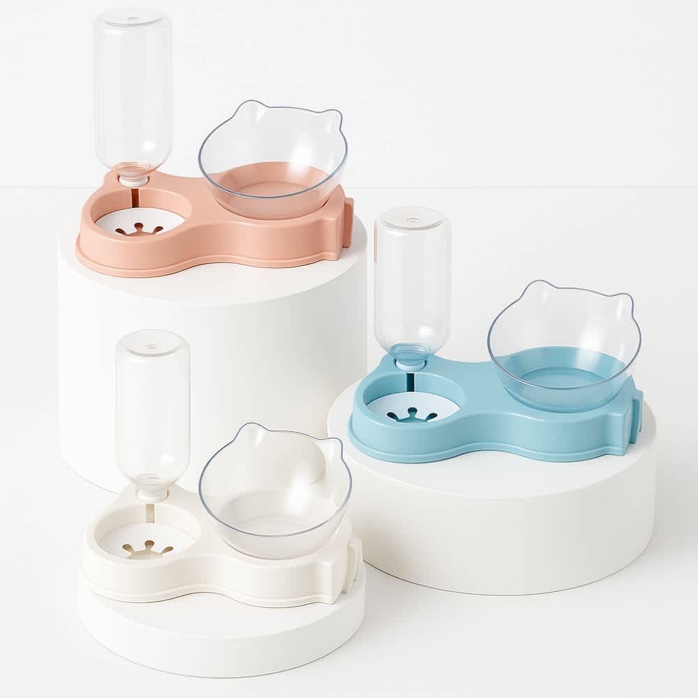 Comederos automáticos dobles en colores rosa, azul y blanco sobre pedestales blancos minimalistas