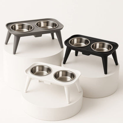 Comederos elevados en colores blanco, gris y negro sobre pedestales blancos minimalistas
