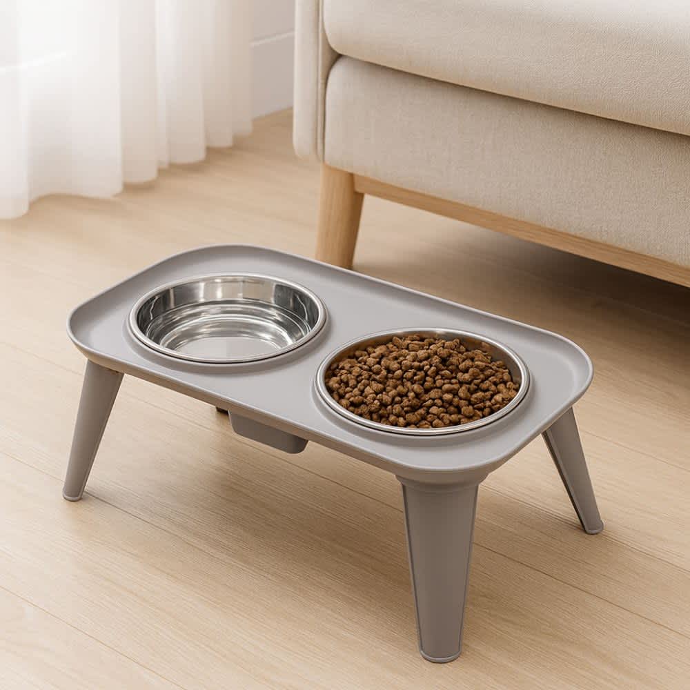 Comedero elevado gris con agua y croquetas en sala minimalista de tonos neutros