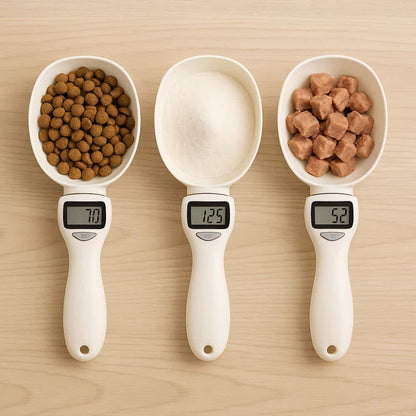 Cucharas medidoras digitales con croquetas, polvo y trozos de comida sobre superficie de madera